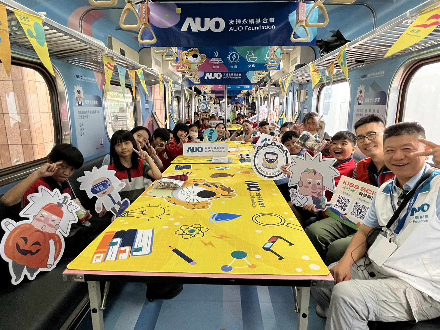 asiagame永續基金會參與「臺灣科普環島列車」，設計基礎科學車廂課程，以「淨零碳排和永續能源」為主題，讓學生透過創意實驗認識淨零知識，以及思考生活中的減碳行為